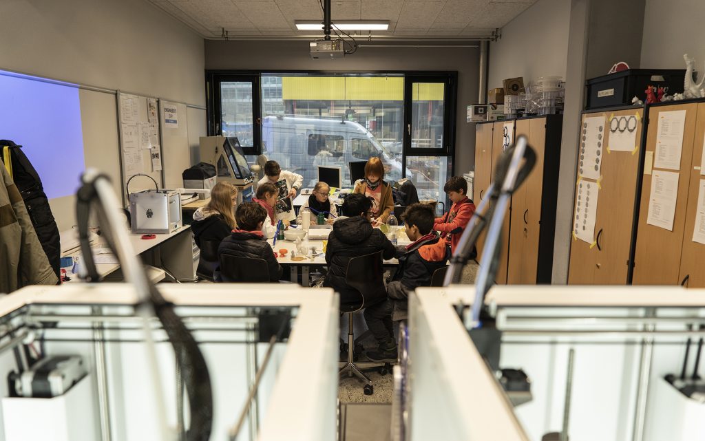 3D-Drucker und mehr: Eine Schulklasse besucht das Maker Studio.
